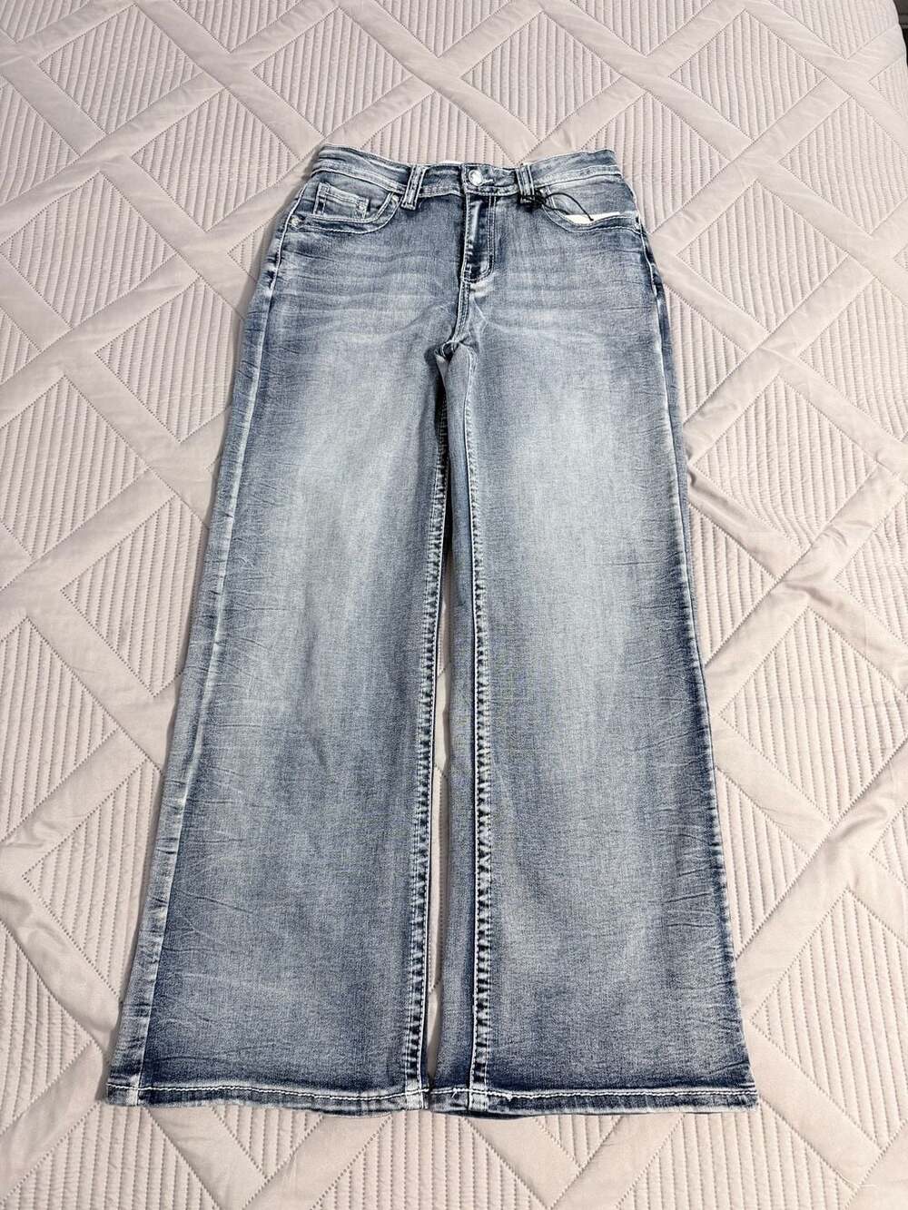Telepatia Mid-Rise Wide Leg Jeans with Embellished Wing Pockets Style 13


A13